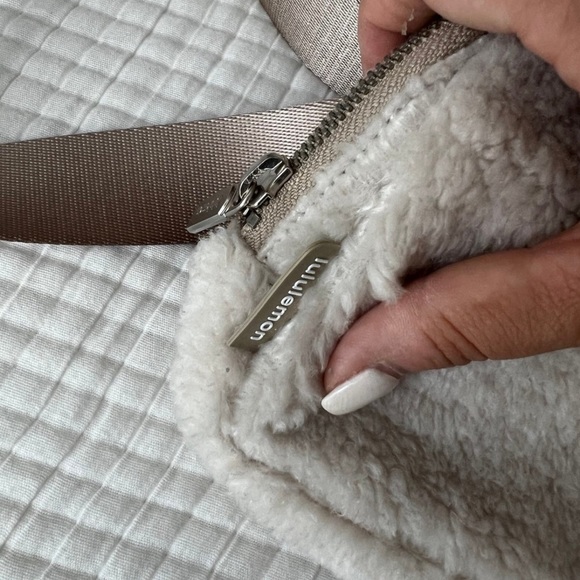 Lululemon crossbag - Picture 2 of 4